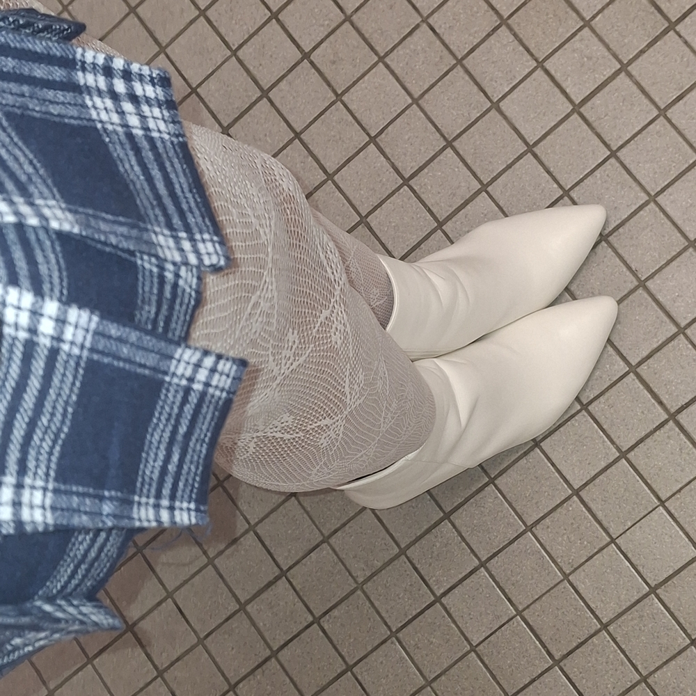 Dream Pairs White Heeled Ankle Boots - Picture 3 of 3